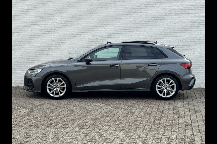 Audi A3 SPORTBACK 30 TFSI S-Line edition Automaat Achteruitrijcamera Navi Carplay All-Seasonbanden Clima S-line binnen en buiten