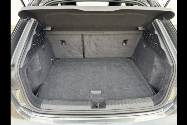 Audi A3 SPORTBACK 30 TFSI S-Line edition Automaat Achteruitrijcamera Navi Carplay All-Seasonbanden Clima S-line binnen en buiten