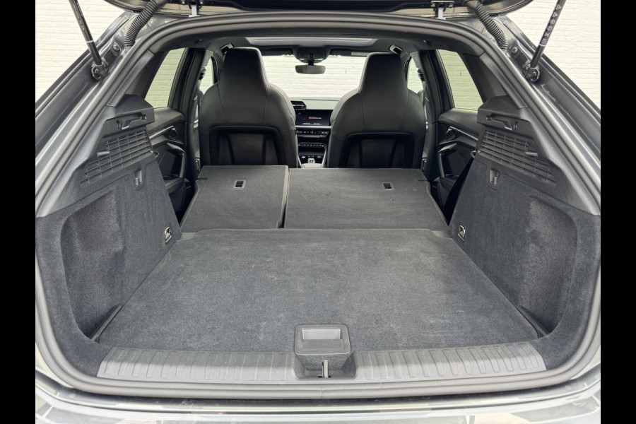 Audi A3 SPORTBACK 30 TFSI S-Line edition Automaat Achteruitrijcamera Navi Carplay All-Seasonbanden Clima S-line binnen en buiten