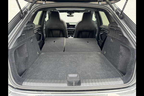 Audi A3 SPORTBACK 30 TFSI S-Line edition Automaat Achteruitrijcamera Navi Carplay All-Seasonbanden Clima S-line binnen en buiten