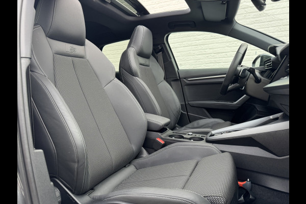 Audi A3 SPORTBACK 30 TFSI S-Line edition Automaat Achteruitrijcamera Navi Carplay All-Seasonbanden Clima S-line binnen en buiten
