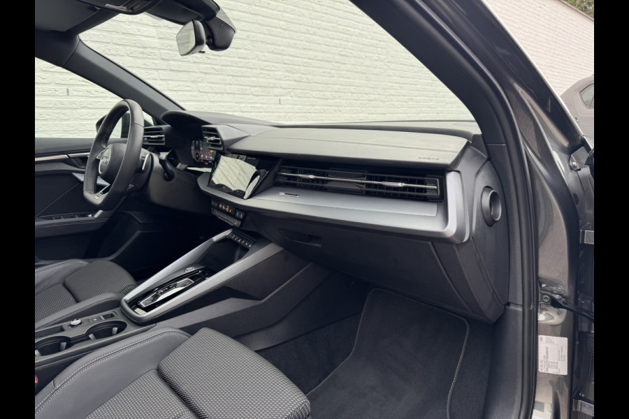 Audi A3 SPORTBACK 30 TFSI S-Line edition Automaat Achteruitrijcamera Navi Carplay All-Seasonbanden Clima S-line binnen en buiten
