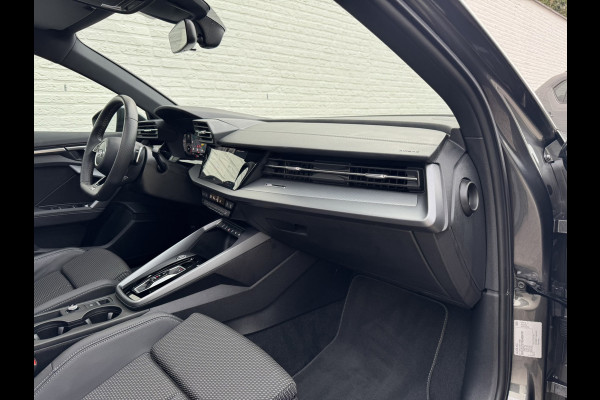 Audi A3 SPORTBACK 30 TFSI S-Line edition Automaat Achteruitrijcamera Navi Carplay All-Seasonbanden Clima S-line binnen en buiten