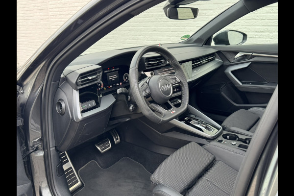 Audi A3 SPORTBACK 30 TFSI S-Line edition Automaat Achteruitrijcamera Navi Carplay All-Seasonbanden Clima S-line binnen en buiten