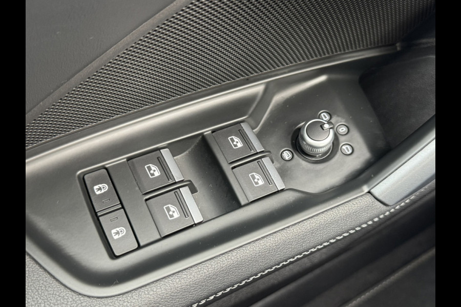 Audi A3 SPORTBACK 30 TFSI S-Line edition Automaat Achteruitrijcamera Navi Carplay All-Seasonbanden Clima S-line binnen en buiten