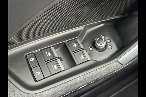 Audi A3 SPORTBACK 30 TFSI S-Line edition Automaat Achteruitrijcamera Navi Carplay All-Seasonbanden Clima S-line binnen en buiten