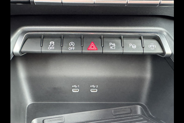 Audi A3 SPORTBACK 30 TFSI S-Line edition Automaat Achteruitrijcamera Navi Carplay All-Seasonbanden Clima S-line binnen en buiten