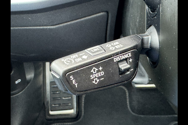 Audi A3 SPORTBACK 30 TFSI S-Line edition Automaat Achteruitrijcamera Navi Carplay All-Seasonbanden Clima S-line binnen en buiten