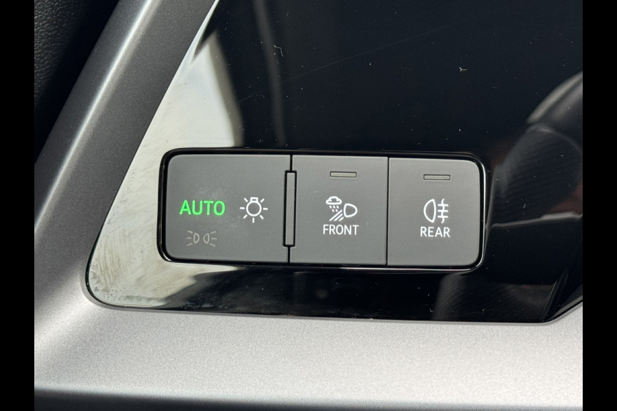 Audi A3 SPORTBACK 30 TFSI S-Line edition Automaat Achteruitrijcamera Navi Carplay All-Seasonbanden Clima S-line binnen en buiten