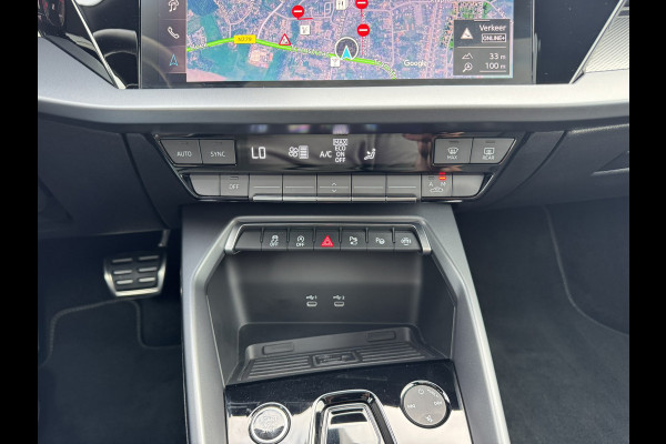 Audi A3 SPORTBACK 30 TFSI S-Line edition Automaat Achteruitrijcamera Navi Carplay All-Seasonbanden Clima S-line binnen en buiten