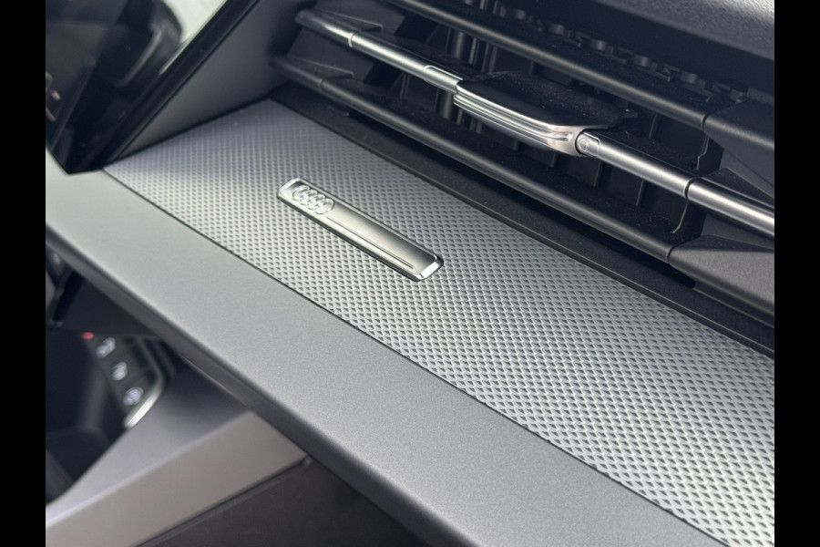 Audi A3 SPORTBACK 30 TFSI S-Line edition Automaat Achteruitrijcamera Navi Carplay All-Seasonbanden Clima S-line binnen en buiten