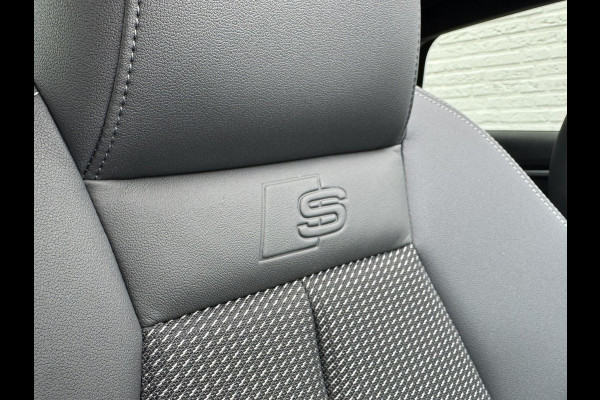 Audi A3 SPORTBACK 30 TFSI S-Line edition Automaat Achteruitrijcamera Navi Carplay All-Seasonbanden Clima S-line binnen en buiten