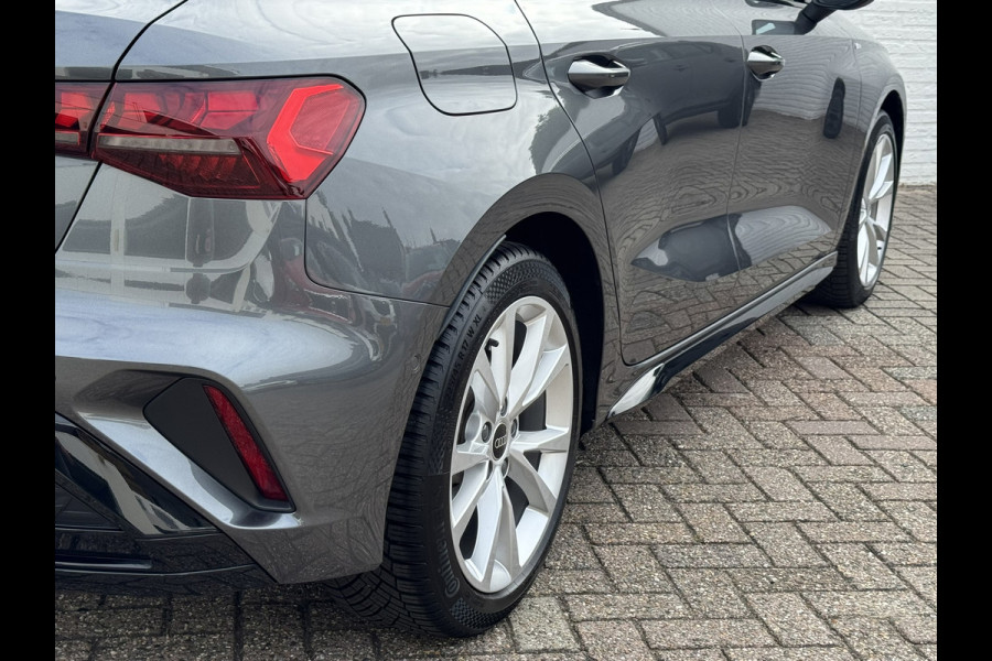 Audi A3 SPORTBACK 30 TFSI S-Line edition Automaat Achteruitrijcamera Navi Carplay All-Seasonbanden Clima S-line binnen en buiten