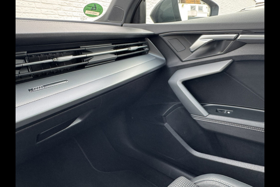 Audi A3 SPORTBACK 30 TFSI S-Line edition Automaat Achteruitrijcamera Navi Carplay All-Seasonbanden Clima S-line binnen en buiten