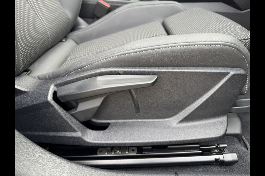 Audi A3 SPORTBACK 30 TFSI S-Line edition Automaat Achteruitrijcamera Navi Carplay All-Seasonbanden Clima S-line binnen en buiten