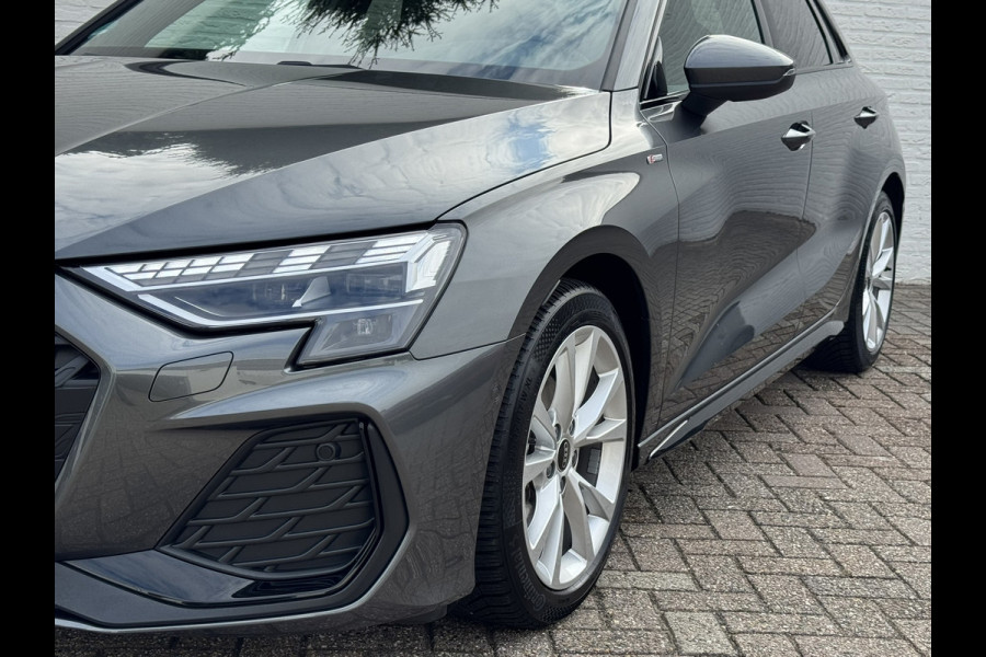 Audi A3 SPORTBACK 30 TFSI S-Line edition Automaat Achteruitrijcamera Navi Carplay All-Seasonbanden Clima S-line binnen en buiten