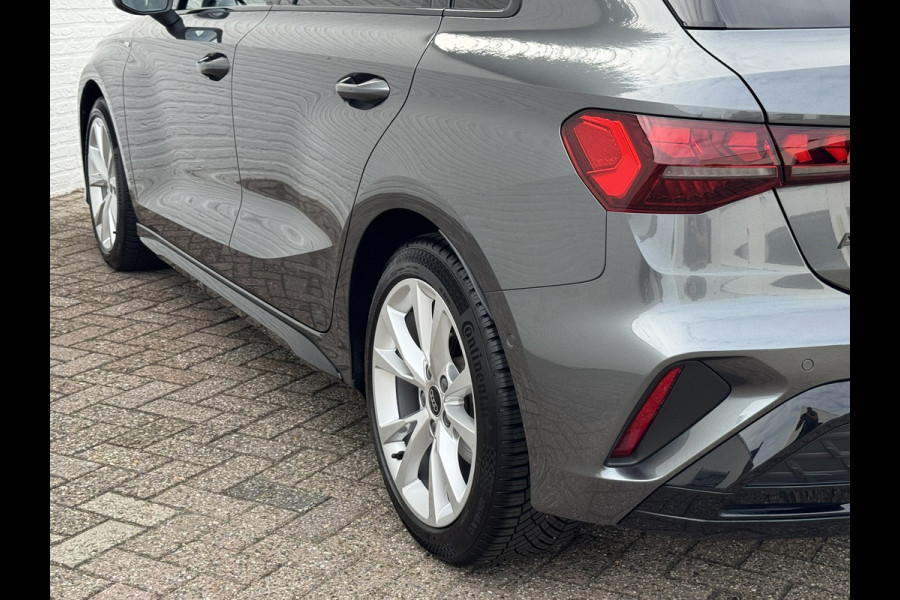 Audi A3 SPORTBACK 30 TFSI S-Line edition Automaat Achteruitrijcamera Navi Carplay All-Seasonbanden Clima S-line binnen en buiten