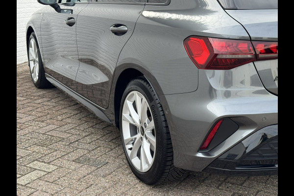 Audi A3 SPORTBACK 30 TFSI S-Line edition Automaat Achteruitrijcamera Navi Carplay All-Seasonbanden Clima S-line binnen en buiten
