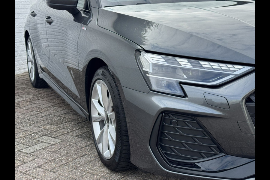 Audi A3 SPORTBACK 30 TFSI S-Line edition Automaat Achteruitrijcamera Navi Carplay All-Seasonbanden Clima S-line binnen en buiten