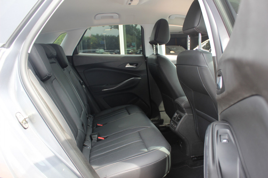 Opel Grandland X 1.2 Turbo Innovation / Trekhaak / Camera / Leder / Keyless / 18'' / CarPlay / Stoelventilatie+Verwarming / Stuurverwarming / DAB / Cruise Control