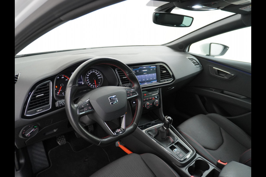 Seat Leon ST 1.5T 131pk FR Trekhaak Stoelverwarming Navi via Apple Carplay/Android Auto Navi Lmv 17" Dual-ECC Privacy Glass DAB Cruise Con Winterpack Sportstoelen Licht+Regensensor Isofix 1.400KG Trekgewicht Origineel Nederlandse Auto