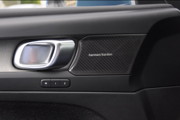 Volvo XC40 B3 177PK Automaat Ultimate Bright Panoramadak / cruise control / Camera / Elektrisch bedienbare stoelen met geheugen / Apple Carplay / Android auto /