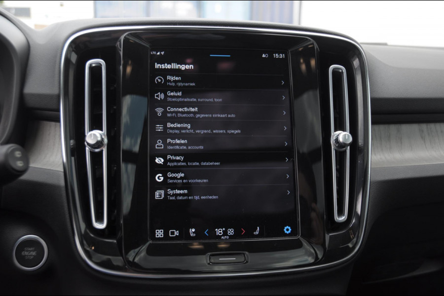 Volvo XC40 B3 177PK Automaat Ultimate Bright Panoramadak / cruise control / Camera / Elektrisch bedienbare stoelen met geheugen / Apple Carplay / Android auto /