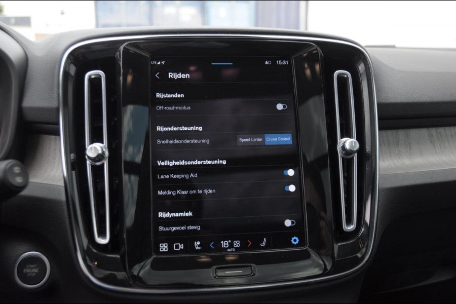 Volvo XC40 B3 177PK Automaat Ultimate Bright Panoramadak / cruise control / Camera / Elektrisch bedienbare stoelen met geheugen / Apple Carplay / Android auto /