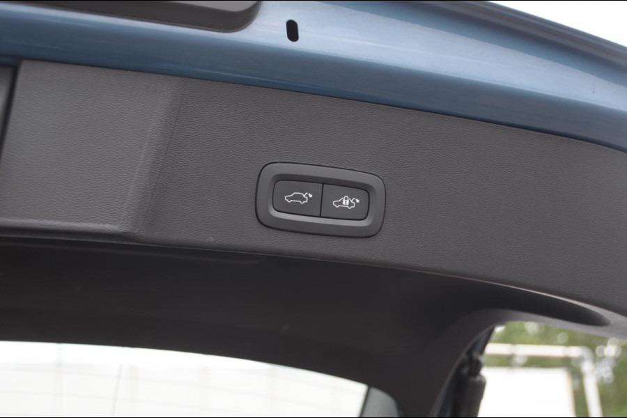 Volvo XC40 B3 177PK Automaat Ultimate Bright Panoramadak / cruise control / Camera / Elektrisch bedienbare stoelen met geheugen / Apple Carplay / Android auto /