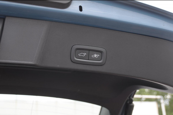 Volvo XC40 B3 177PK Automaat Ultimate Bright Panoramadak / cruise control / Camera / Elektrisch bedienbare stoelen met geheugen / Apple Carplay / Android auto /