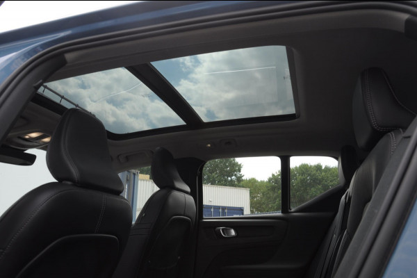 Volvo XC40 B3 177PK Automaat Ultimate Bright Panoramadak / cruise control / Camera / Elektrisch bedienbare stoelen met geheugen / Apple Carplay / Android auto /