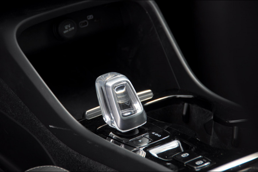 Volvo XC40 B3 177PK Automaat Ultimate Bright Panoramadak / cruise control / Camera / Elektrisch bedienbare stoelen met geheugen / Apple Carplay / Android auto /