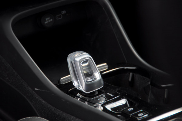 Volvo XC40 B3 177PK Automaat Ultimate Bright Panoramadak / cruise control / Camera / Elektrisch bedienbare stoelen met geheugen / Apple Carplay / Android auto /