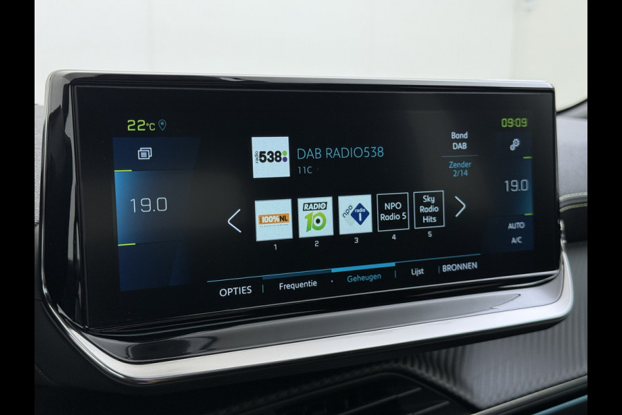 Peugeot e-2008 EV GT Pack 50kWh SOH 90% Panoramadak Trekhaak Two Tone Adap.Cruise 360°Camera Apple Carplay Android Auto 3D-Navi Ecc Pdc Keyless Regen-Lichtsensor Lane Assist Privacy Glas Lmv 18" Led Isofix Connected-Apps DAB Bluetooth 1e Eigenaar Origineel Nederlandse Auto Dealeronderhouden
