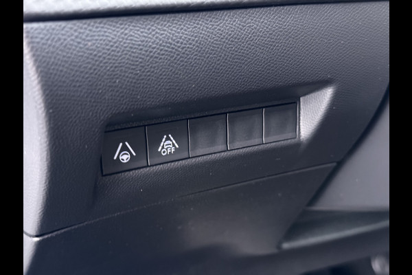 Peugeot e-2008 EV GT Pack 50kWh SOH 90% Panoramadak Trekhaak Two Tone Adap.Cruise 360°Camera Apple Carplay Android Auto 3D-Navi Ecc Pdc Keyless Regen-Lichtsensor Lane Assist Privacy Glas Lmv 18" Led Isofix Connected-Apps DAB Bluetooth 1e Eigenaar Origineel Nederlandse Auto Dealeronderhouden