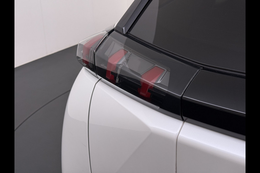 Peugeot e-2008 EV GT Pack 50kWh SOH 90% Panoramadak Trekhaak Two Tone Adap.Cruise 360°Camera Apple Carplay Android Auto 3D-Navi Ecc Pdc Keyless Regen-Lichtsensor Lane Assist Privacy Glas Lmv 18" Led Isofix Connected-Apps DAB Bluetooth 1e Eigenaar Origineel Nederlandse Auto Dealeronderhouden