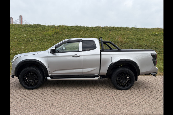 Isuzu D-max 1.9 Extended Cab LSX | AUTOMAAT | LEDER | 20'' BlackRhino LMV | Pedders Suspension | Apple CarPlay / Android Auto | TH. 3500 kg | Roll Cover