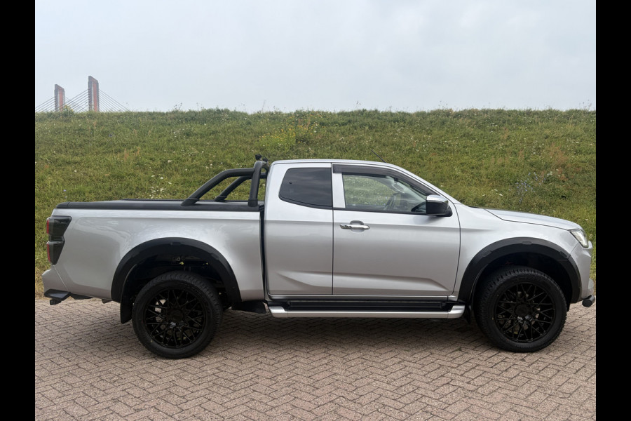 Isuzu D-max 1.9 Extended Cab LSX | AUTOMAAT | LEDER | 20'' BlackRhino LMV | Pedders Suspension | Apple CarPlay / Android Auto | TH. 3500 kg | Roll Cover