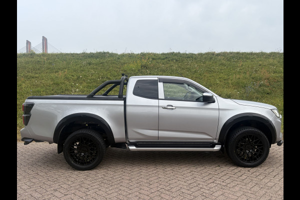 Isuzu D-max 1.9 Extended Cab LSX | AUTOMAAT | LEDER | 20'' BlackRhino LMV | Pedders Suspension | Apple CarPlay / Android Auto | TH. 3500 kg | Roll Cover