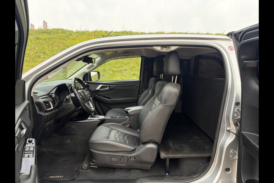Isuzu D-max 1.9 Extended Cab LSX | AUTOMAAT | LEDER | 20'' BlackRhino LMV | Pedders Suspension | Apple CarPlay / Android Auto | TH. 3500 kg | Roll Cover
