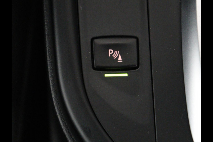 BMW 4 Serie Coupé 418i High Executive M-sport | Stoelverwarming | Leder | Cruise control | Park assist | Sfeerverlichting | Climate control | Navigatie |