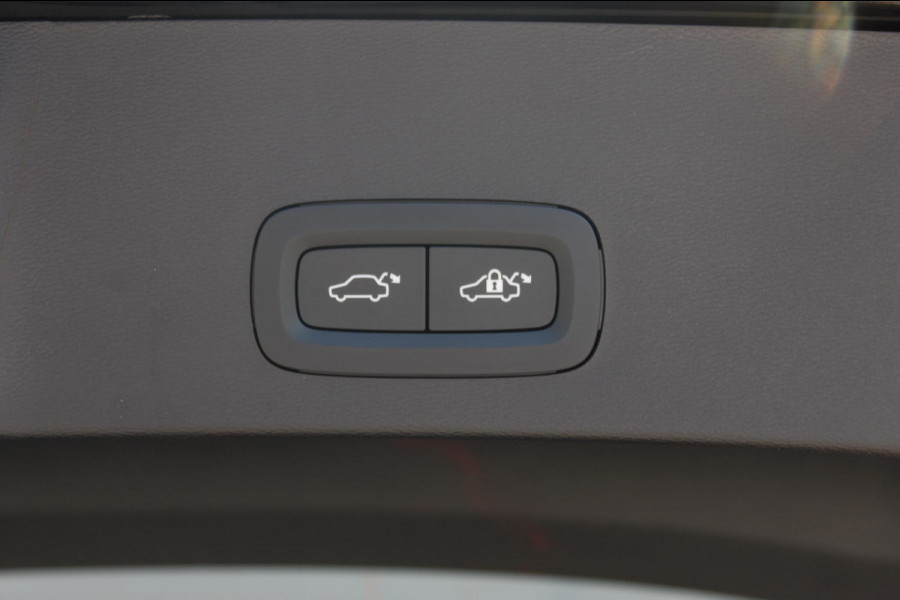 Volvo XC40 2.0 177PK Automaat Plus Black Edition 20" lichtmetalen velgen / Google infotainment / Stoelverwarming en Stuurwielverwarming / Draadloos opladen / Cruise control / Getinte ramen vanaf de B-stijl