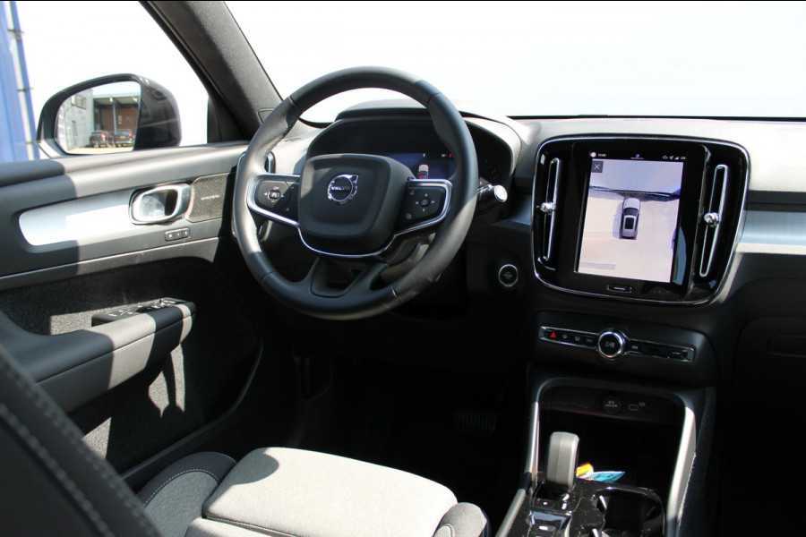 Volvo XC40 2.0 177PK Automaat Plus Black Edition 20" lichtmetalen velgen / Google infotainment / Stoelverwarming en Stuurwielverwarming / Draadloos opladen / Cruise control / Getinte ramen vanaf de B-stijl