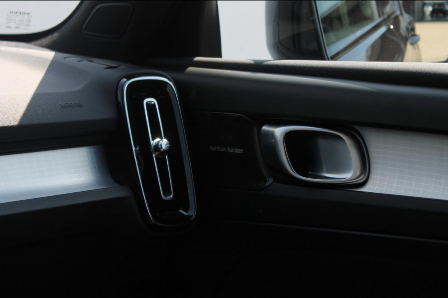 Volvo XC40 2.0 177PK Automaat Plus Black Edition 20" lichtmetalen velgen / Google infotainment / Stoelverwarming en Stuurwielverwarming / Draadloos opladen / Cruise control / Getinte ramen vanaf de B-stijl