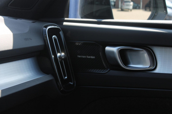 Volvo XC40 2.0 177PK Automaat Plus Black Edition 20" lichtmetalen velgen / Google infotainment / Stoelverwarming en Stuurwielverwarming / Draadloos opladen / Cruise control / Getinte ramen vanaf de B-stijl
