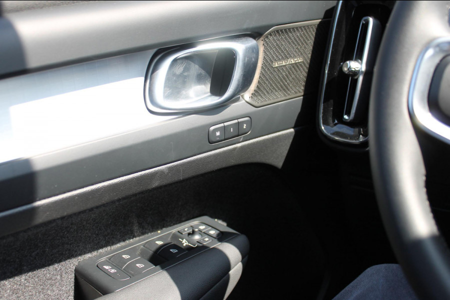 Volvo XC40 2.0 177PK Automaat Plus Black Edition 20" lichtmetalen velgen / Google infotainment / Stoelverwarming en Stuurwielverwarming / Draadloos opladen / Cruise control / Getinte ramen vanaf de B-stijl