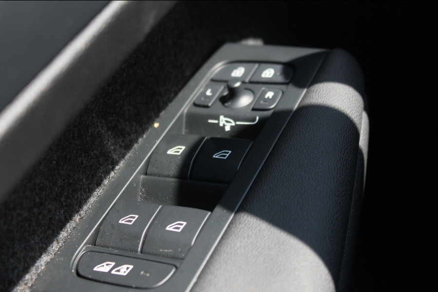 Volvo XC40 2.0 177PK Automaat Plus Black Edition 20" lichtmetalen velgen / Google infotainment / Stoelverwarming en Stuurwielverwarming / Draadloos opladen / Cruise control / Getinte ramen vanaf de B-stijl