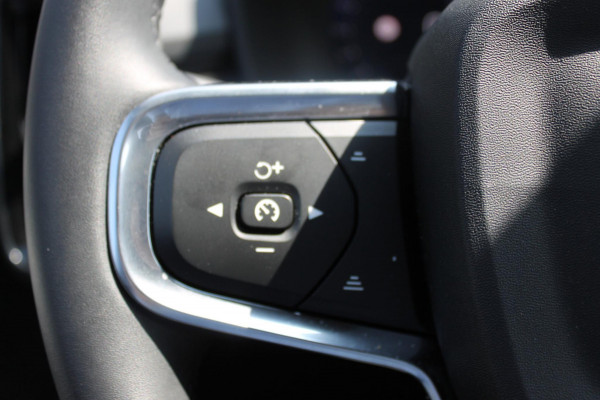 Volvo XC40 2.0 177PK Automaat Plus Black Edition 20" lichtmetalen velgen / Google infotainment / Stoelverwarming en Stuurwielverwarming / Draadloos opladen / Cruise control / Getinte ramen vanaf de B-stijl