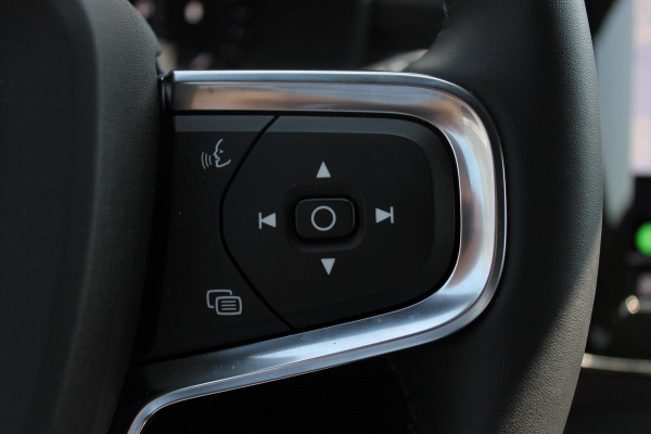 Volvo XC40 2.0 177PK Automaat Plus Black Edition 20" lichtmetalen velgen / Google infotainment / Stoelverwarming en Stuurwielverwarming / Draadloos opladen / Cruise control / Getinte ramen vanaf de B-stijl