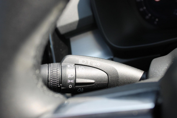 Volvo XC40 2.0 177PK Automaat Plus Black Edition 20" lichtmetalen velgen / Google infotainment / Stoelverwarming en Stuurwielverwarming / Draadloos opladen / Cruise control / Getinte ramen vanaf de B-stijl